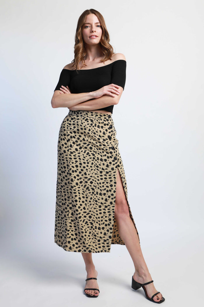 Leopard print slim midi skirt with front slit and high-contrast animal pattern